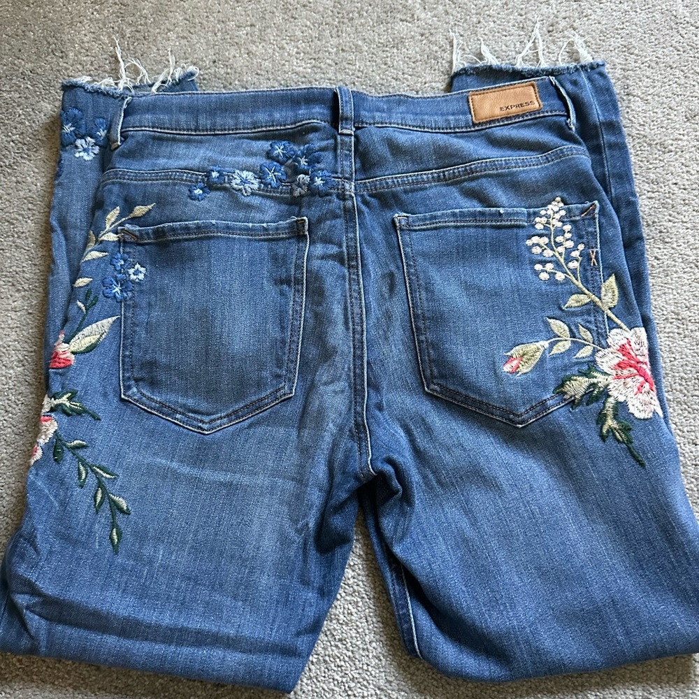 EUC Express embroidered skinny jeans 🌸